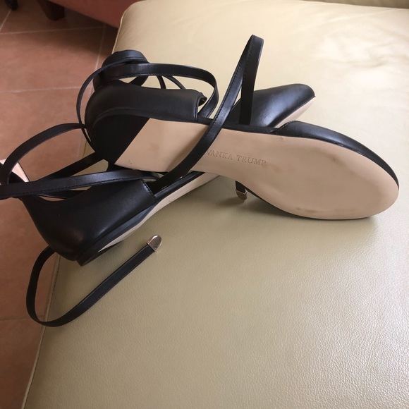 CHIC) NWOT Leather Flats NEW ❤️❤️❤️😊 Ivan’s - Picture 4 of 4